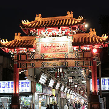 龍山寺歷史悠久，香火鼎盛，華西街觀光夜市與之齊名；台南擔仔麵海鮮餐廳更是華西街上大家爭睹風采、光芒閃耀的明珠